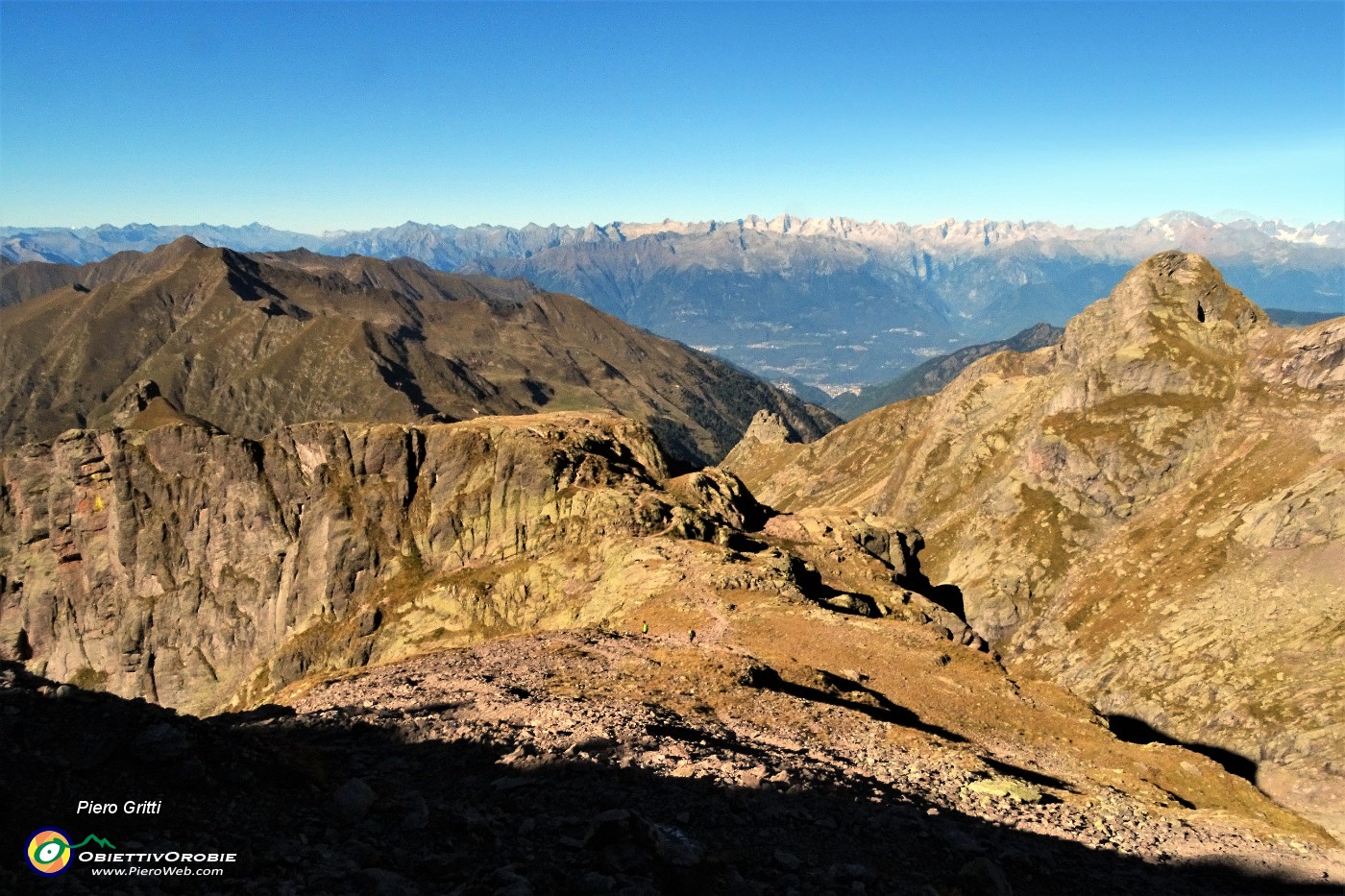 77 Gli amici valtellinesi scendono a sx verso il Rf. FALC .JPG -                                